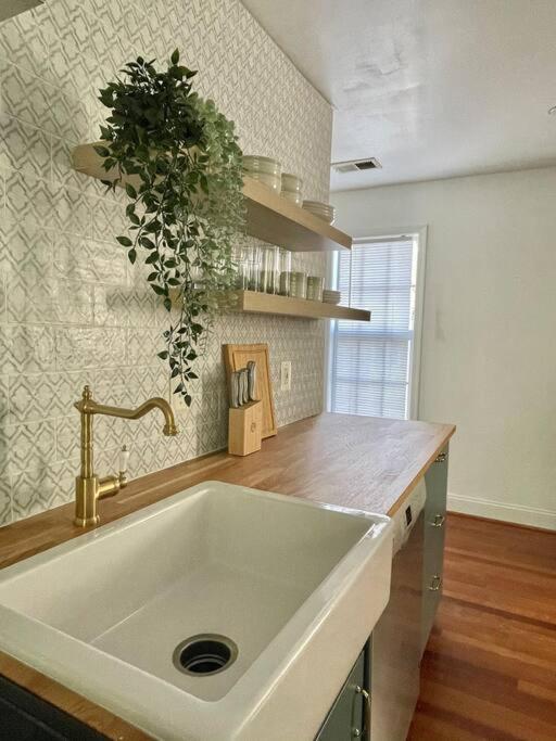 Brand New, Cozy, Modern, One-bedroom * Falls Church